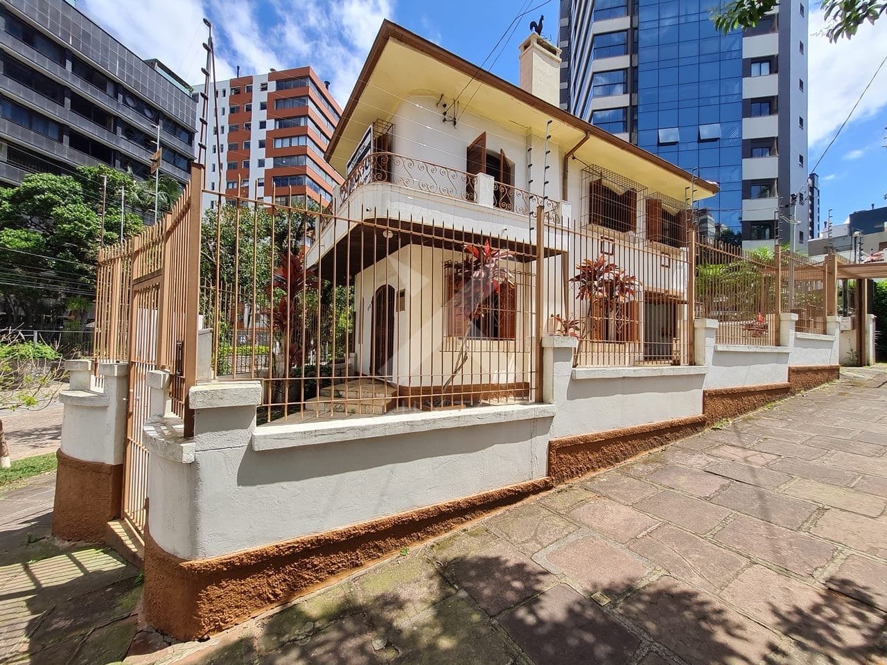 Casa comercial com 160m², 2 vagas, no bairro Petropolis em Porto Alegre para Alugar