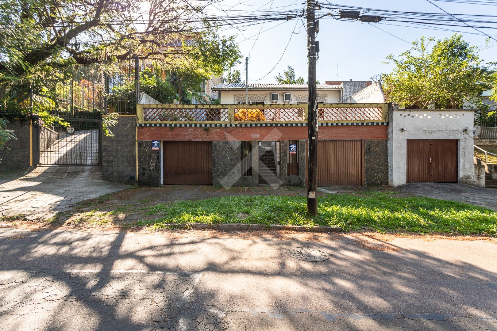 Casa com 260m², 3 dormitórios, 1 suíte, 2 vagas, no bairro Chacara das Pedras em Porto Alegre para Comprar