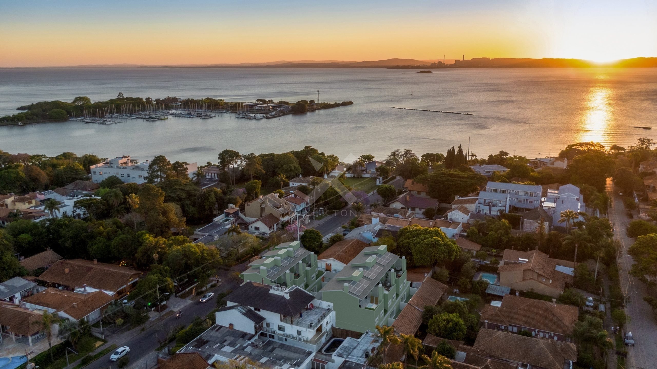 Casa em Condominio com 200m², 3 dormitórios, 3 suítes, no bairro Vila Assunçao em Porto Alegre para Comprar