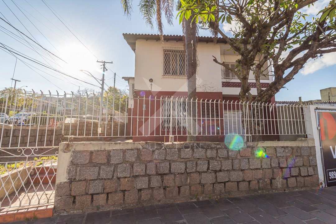 Casa com 273m², 5 dormitórios, 1 suíte, 2 vagas, no bairro Glória em Porto Alegre para Comprar