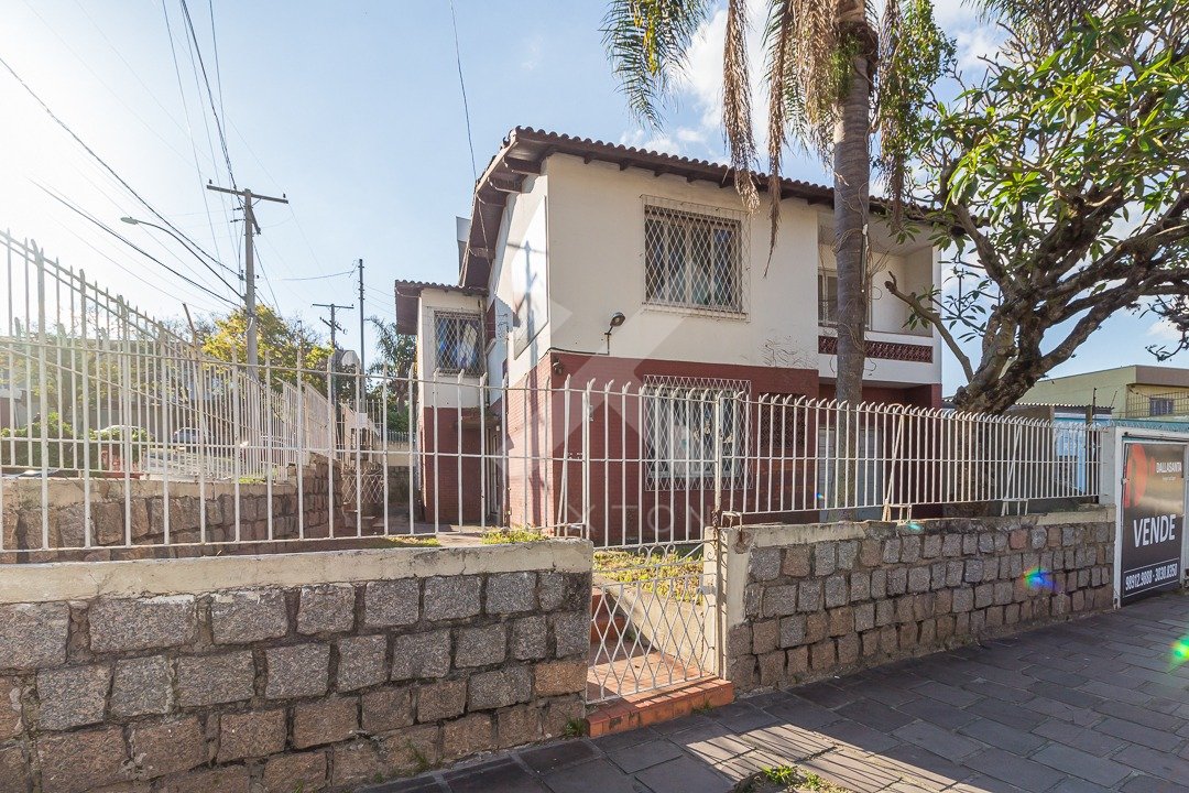 Casa com 273m², 5 dormitórios, 1 suíte, 2 vagas, no bairro Glória em Porto Alegre para Comprar