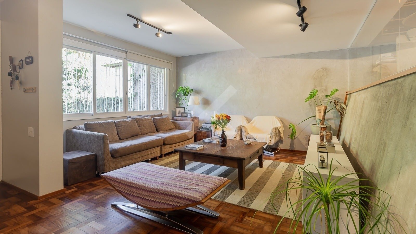 Casa com 390m², 4 dormitórios, 1 suíte, 6 vagas, no bairro Chacara das Pedras em Porto Alegre para Comprar