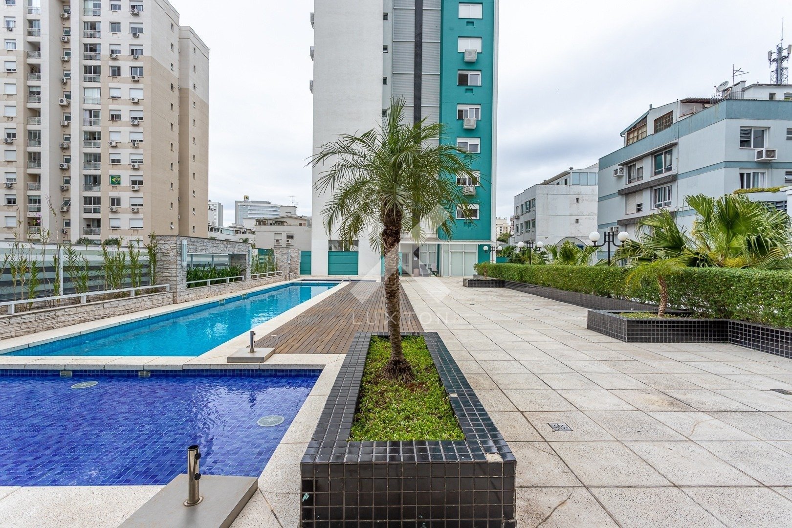 Apartamento com 87m², 2 dormitórios, 1 suíte, 2 vagas, no bairro Passo da Areia em Porto Alegre para Comprar ou Alugar