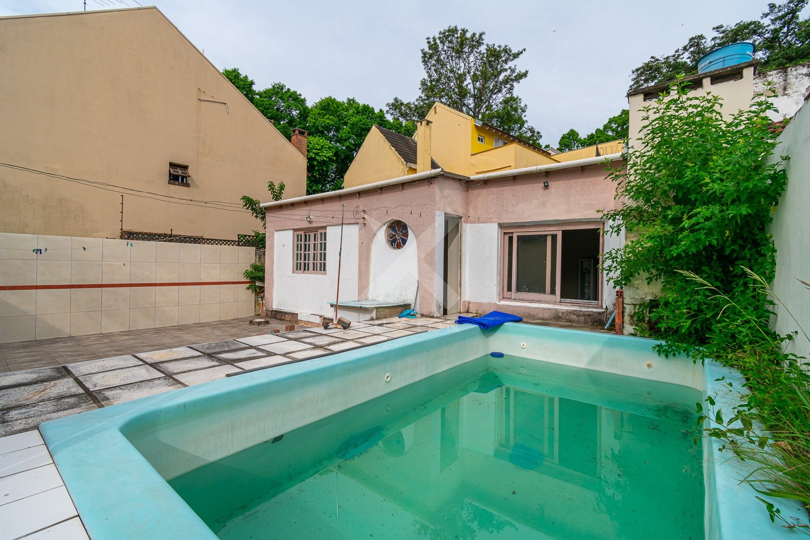 Casa com 280m², 4 dormitórios, 1 suíte, 5 vagas, no bairro Ipanema em Porto Alegre para Comprar ou Alugar