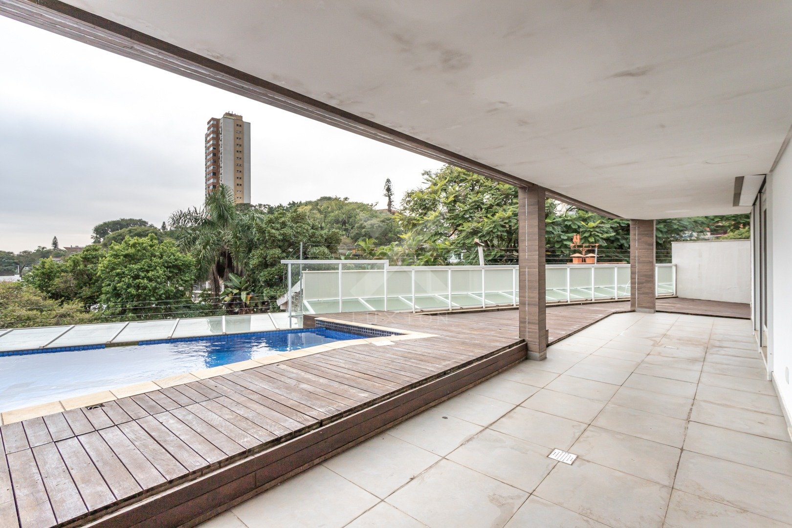 Apartamento Garden com 315m², 3 dormitórios, 3 suítes, 3 vagas, no bairro Cristal em Porto Alegre para Comprar