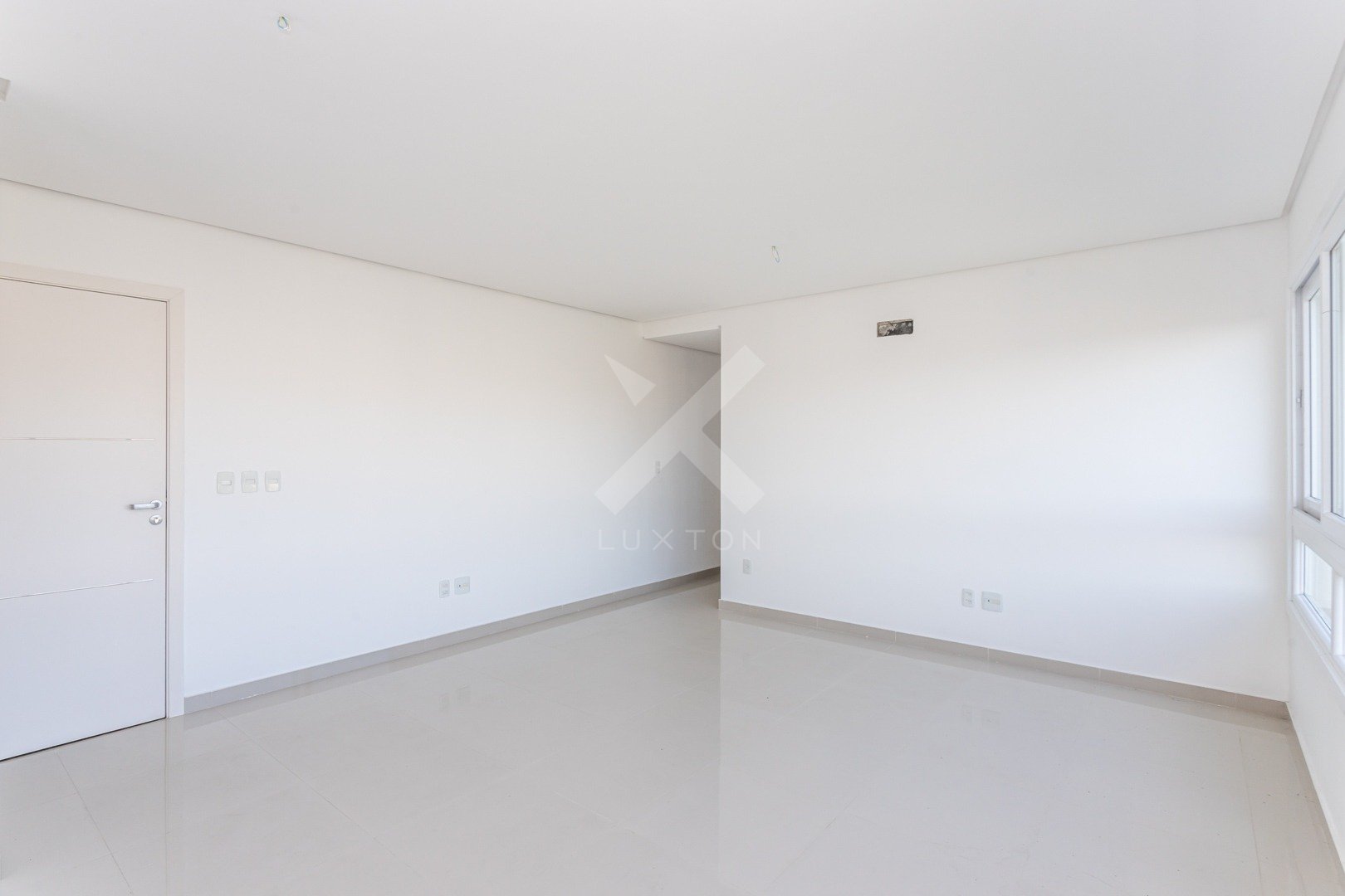 Apartamento com 84m², 2 dormitórios, 1 suíte, 2 vagas, no bairro Jardim Itu em Porto Alegre para Comprar