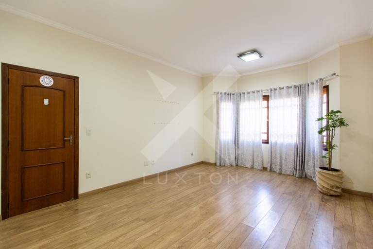 Casa com 500m², 4 dormitórios, 3 suítes, 4 vagas, no bairro Vila Ipiranga em Porto Alegre para Alugar