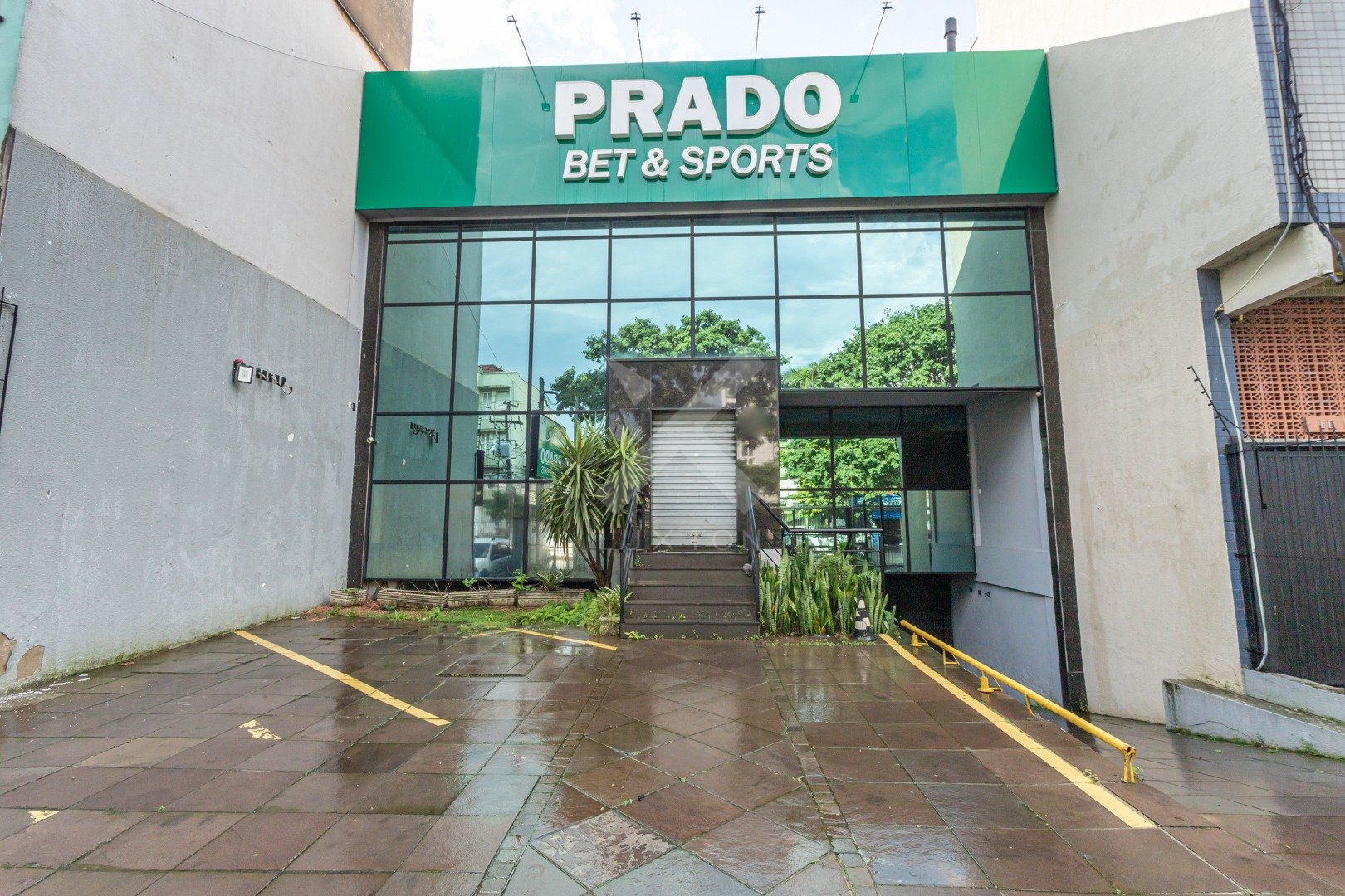 Predio Comercial com 650m², 14 vagas, no bairro Floresta em Porto Alegre para Alugar