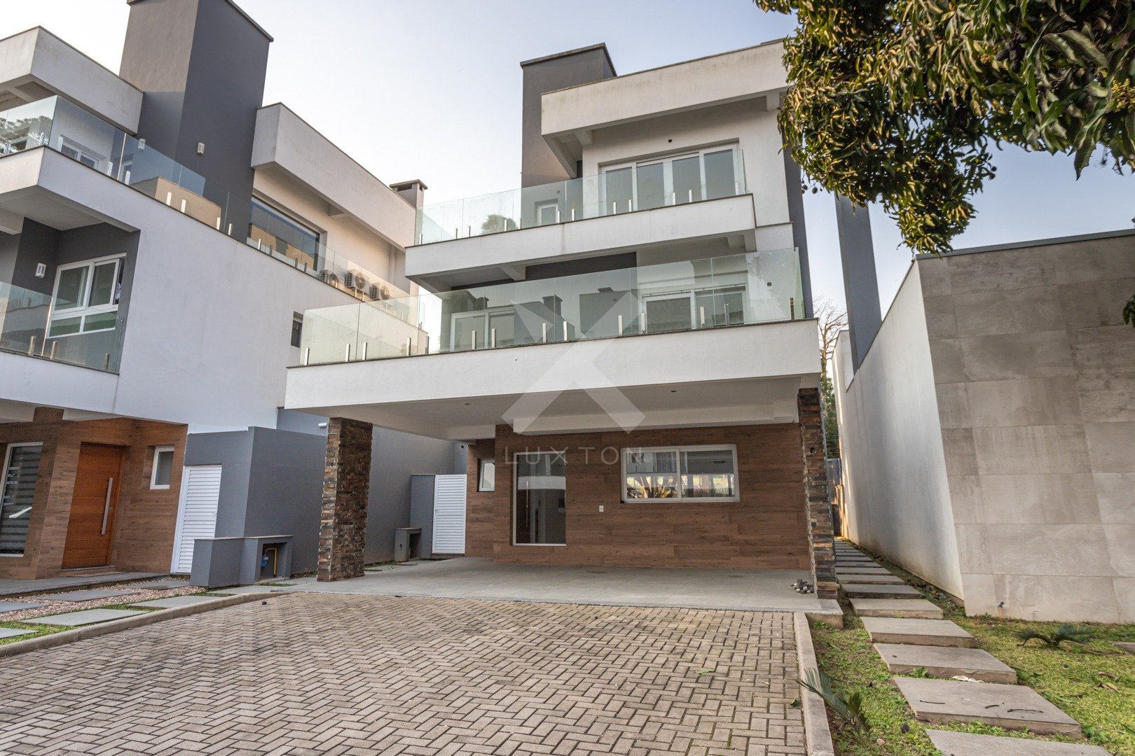 Casa em Condominio com 300m², 3 dormitórios, 3 suítes, 4 vagas, no bairro Pedra Redonda em Porto Alegre para Alugar