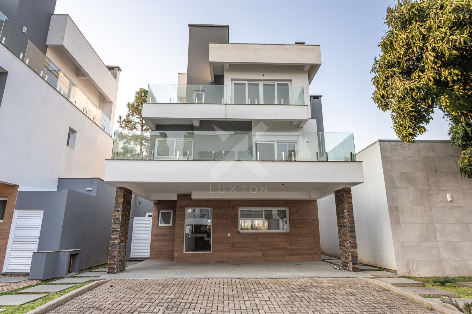 Casa em Condominio com 300m², 3 dormitórios, 3 suítes, 4 vagas, no bairro Pedra Redonda em Porto Alegre para Alugar