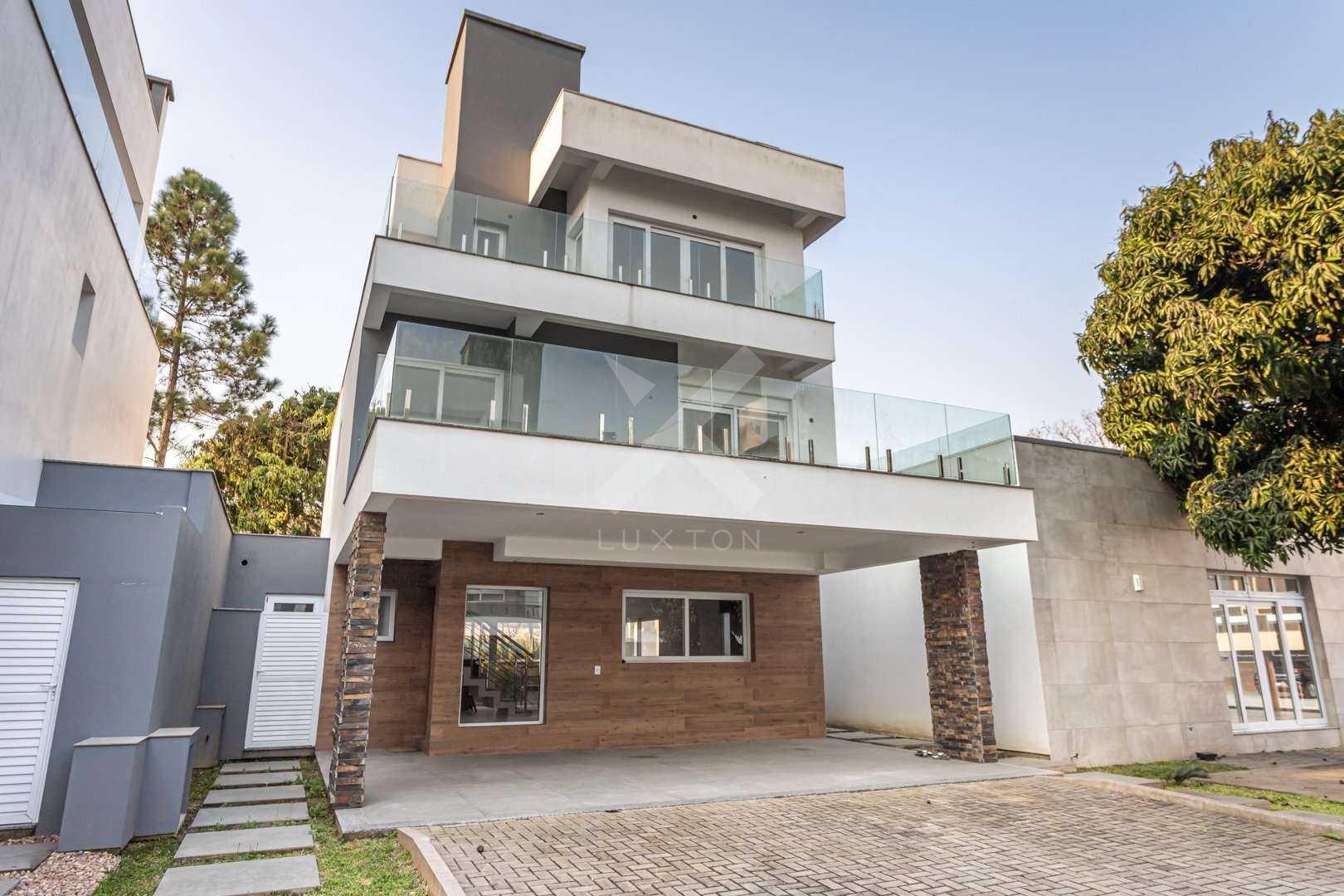 Casa em Condominio com 300m², 3 dormitórios, 3 suítes, 4 vagas, no bairro Pedra Redonda em Porto Alegre para Alugar