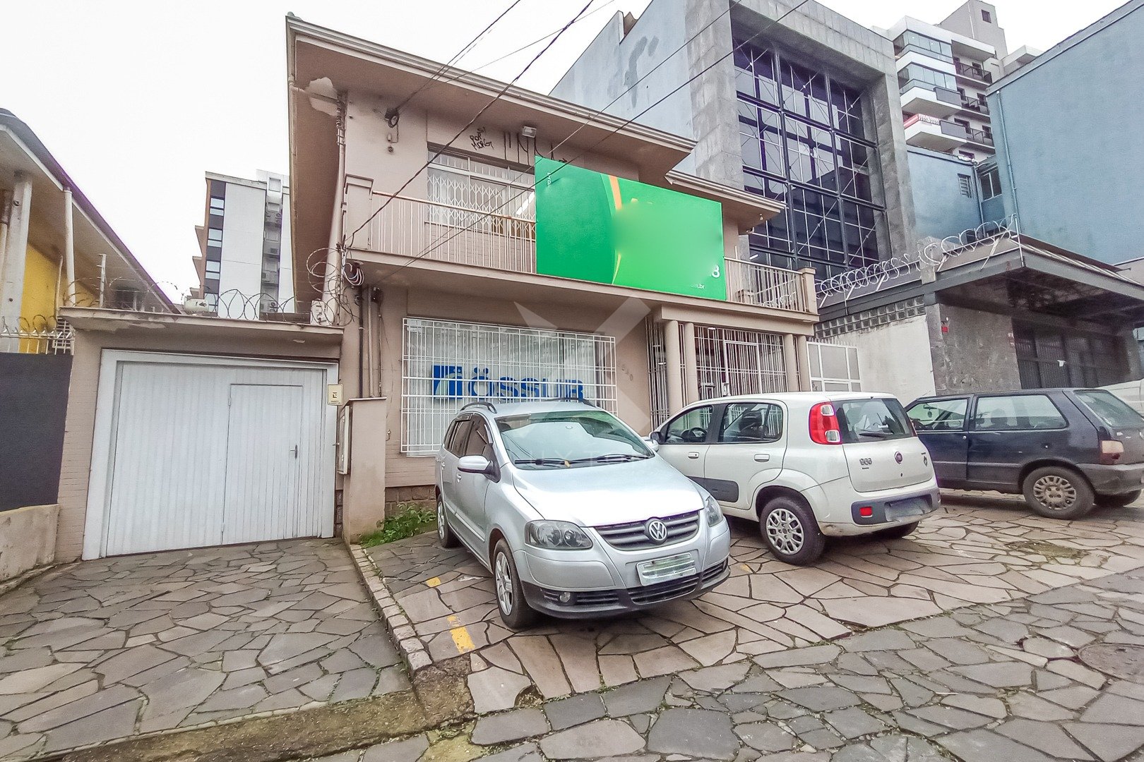 Casa comercial com 260m², 4 vagas, no bairro Petropolis em Porto Alegre para Alugar