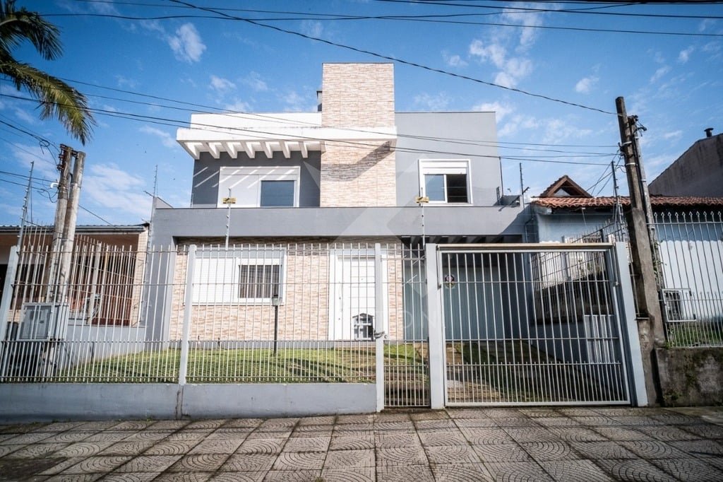 Casa com 200m², 4 dormitórios, 1 suíte, 4 vagas, no bairro Morro Santana em Porto Alegre para Comprar