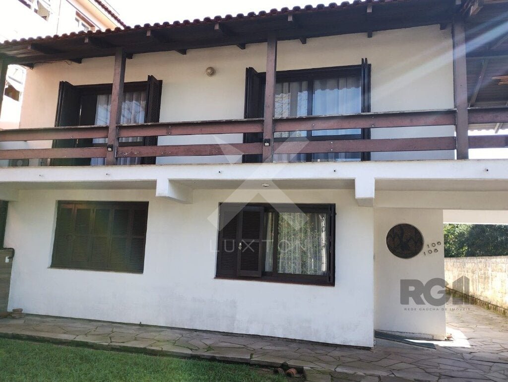 Casa com 481m², 7 dormitórios, 2 suítes, 4 vagas, no bairro Camaquã em Porto Alegre para Comprar