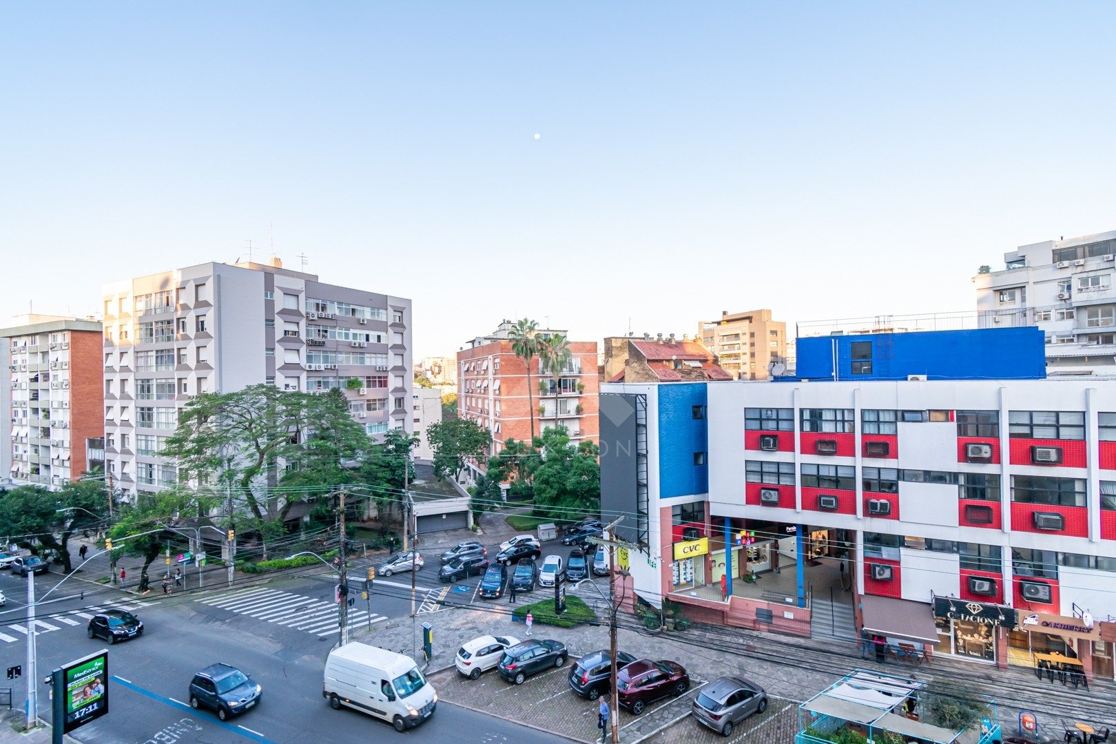 Apartamento com 144m², 3 dormitórios, 1 suíte, 2 vagas, no bairro Moinhos de Ventos em Porto Alegre para Comprar