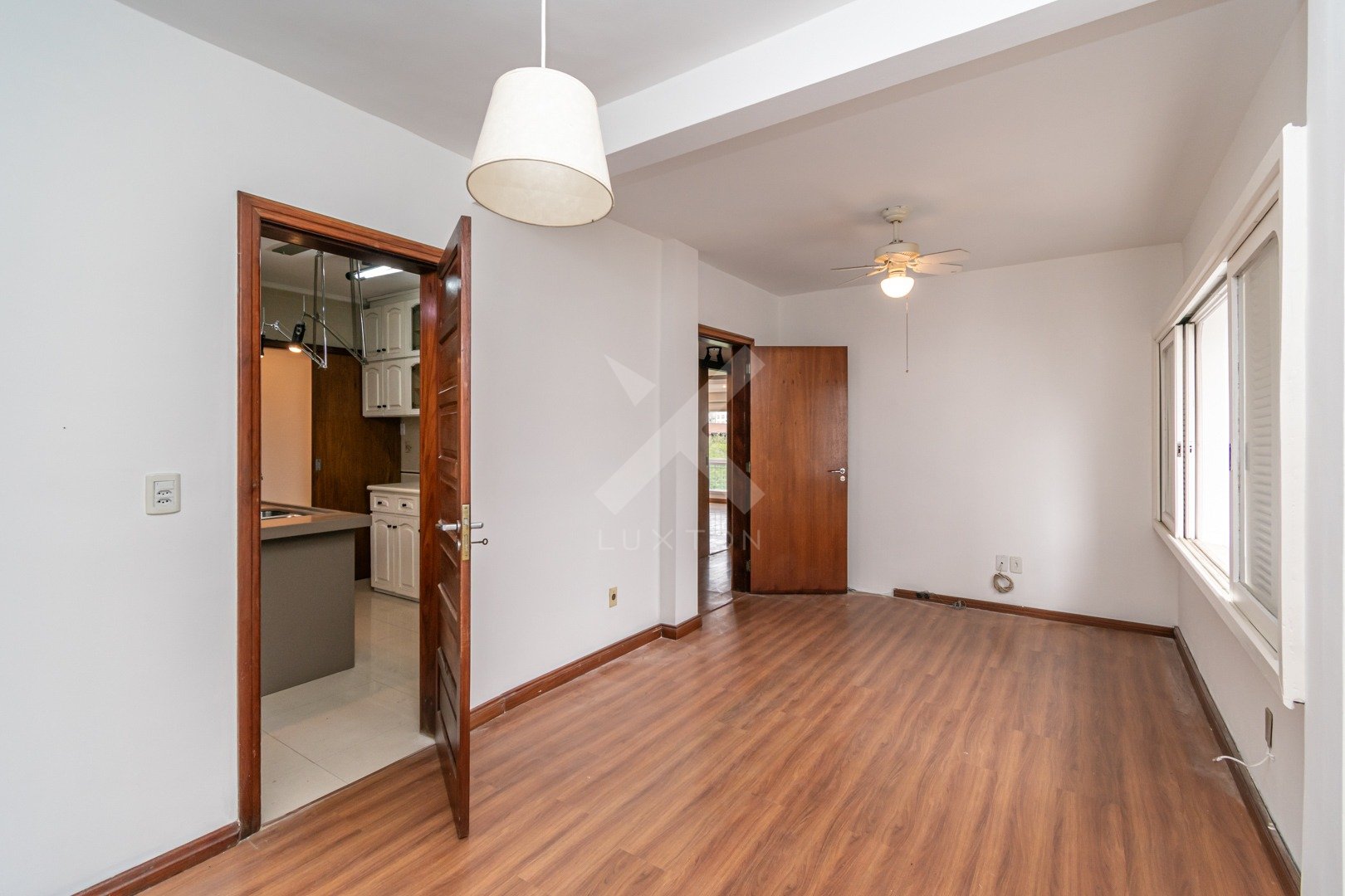 Apartamento com 90m², 3 dormitórios, 1 suíte, 2 vagas, no bairro Moinhos de Vento em Porto Alegre para Comprar