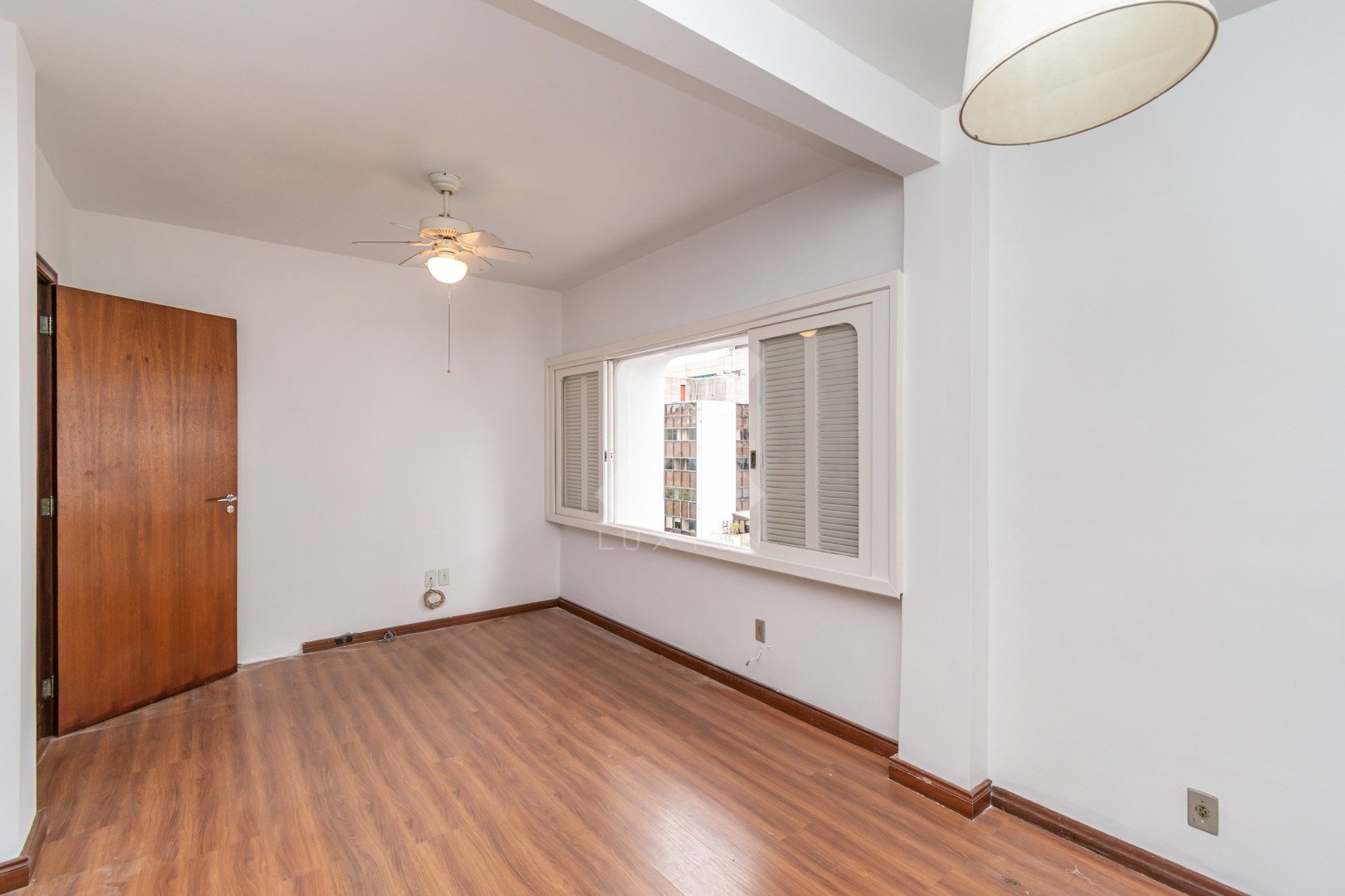 Apartamento com 90m², 3 dormitórios, 1 suíte, 2 vagas, no bairro Moinhos de Vento em Porto Alegre para Comprar