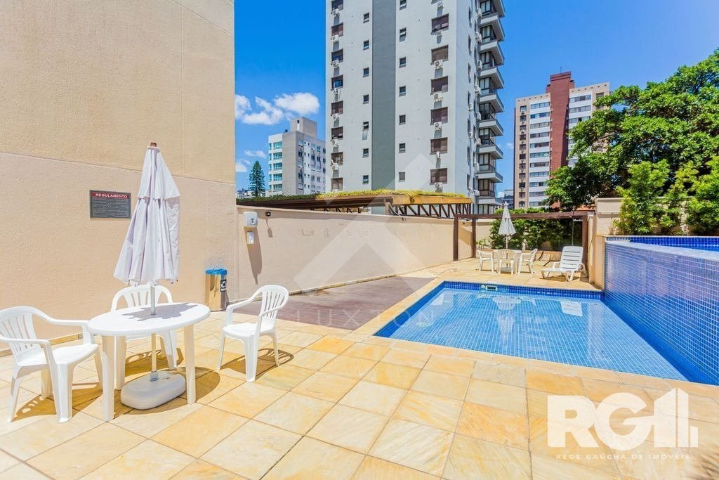 Apartamento com 85m², 2 dormitórios, 1 suíte, 2 vagas, no bairro Passo da Areia em Porto Alegre para Comprar