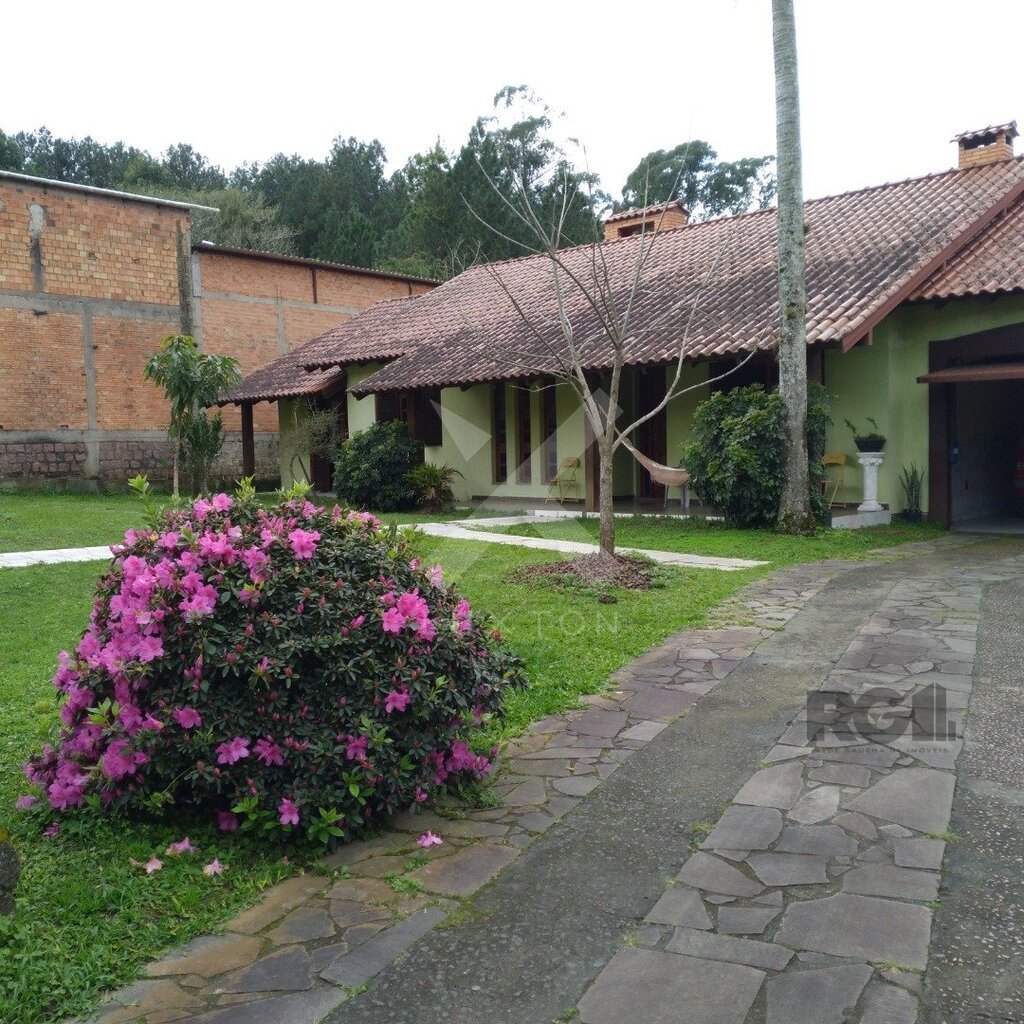 Casa com 5130m², 4 dormitórios, 3 suítes, 2 vagas, no bairro Restinga em Porto Alegre para Comprar