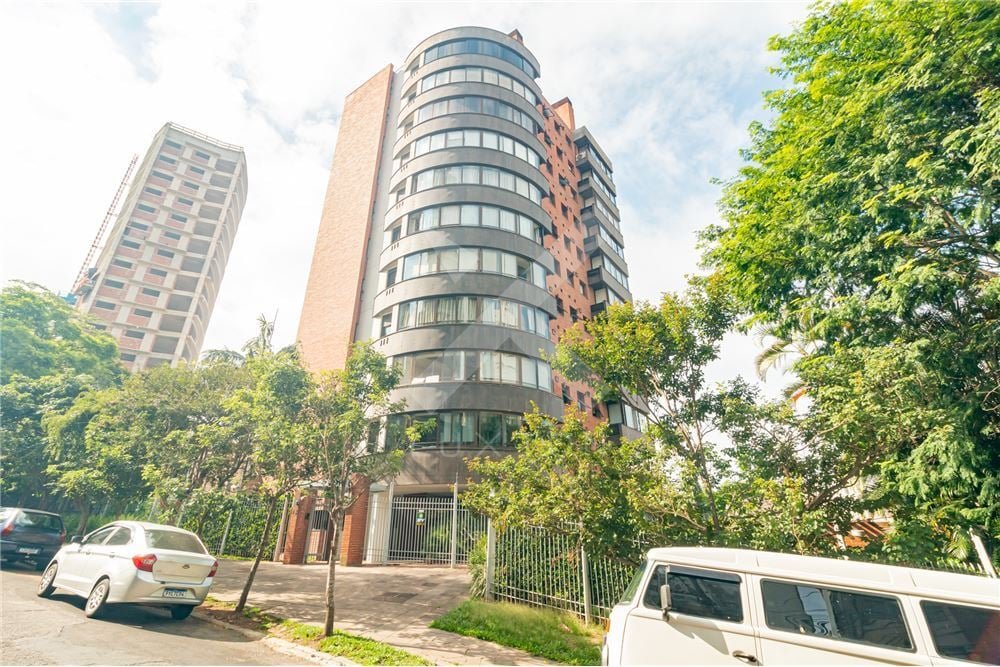 Apartamento com 104m², 3 dormitórios, 1 suíte, 2 vagas, no bairro Bela Vista em Porto Alegre para Comprar