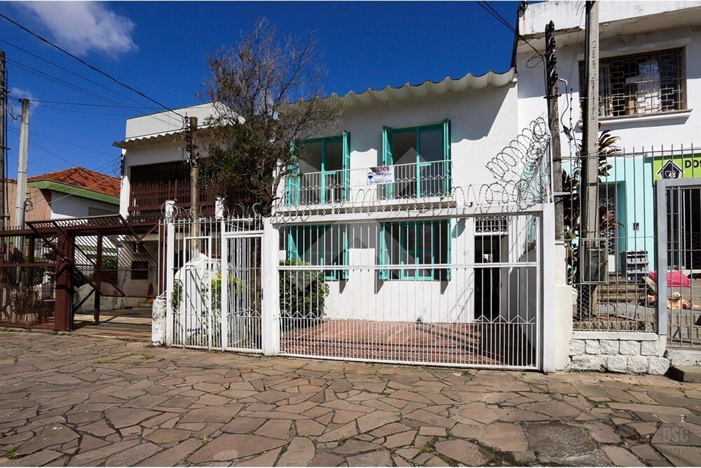 Casa com 253m², 5 dormitórios, 1 vaga, no bairro Santana em Porto Alegre para Comprar