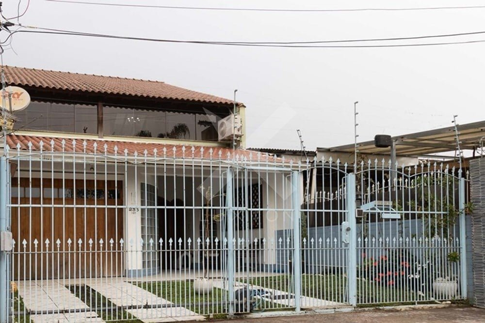 Casa com 190m², 3 dormitórios, 1 suíte, no bairro Rubem Berta em Porto Alegre para Comprar