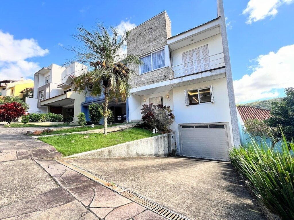 Casa com 300m², 3 dormitórios, 1 suíte, 3 vagas, no bairro Vila Nova em Porto Alegre para Comprar