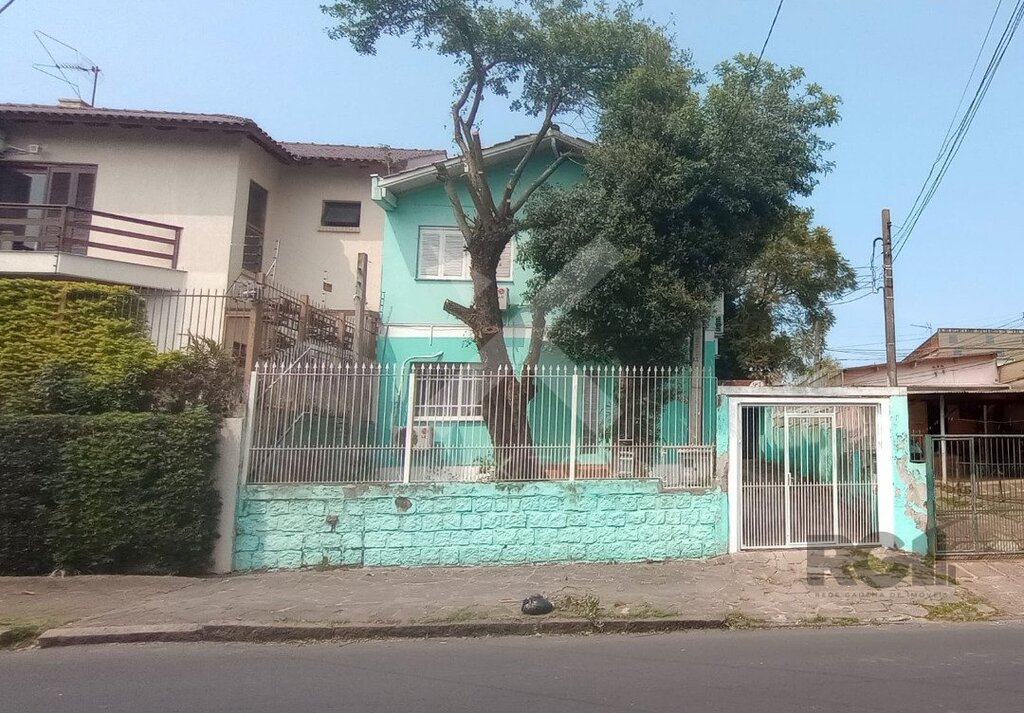 Casa com 284m², 4 dormitórios, 1 suíte, 4 vagas, no bairro Tristeza em Porto Alegre para Comprar