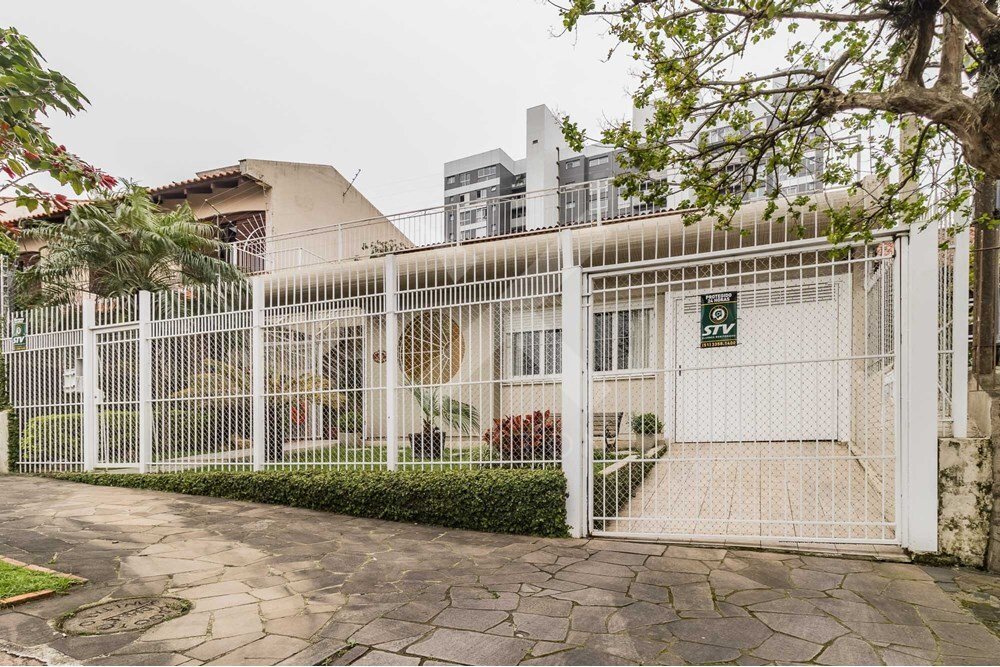 Casa com 290m², 3 dormitórios, 1 suíte, 3 vagas, no bairro Jardim Europa em Porto Alegre para Comprar