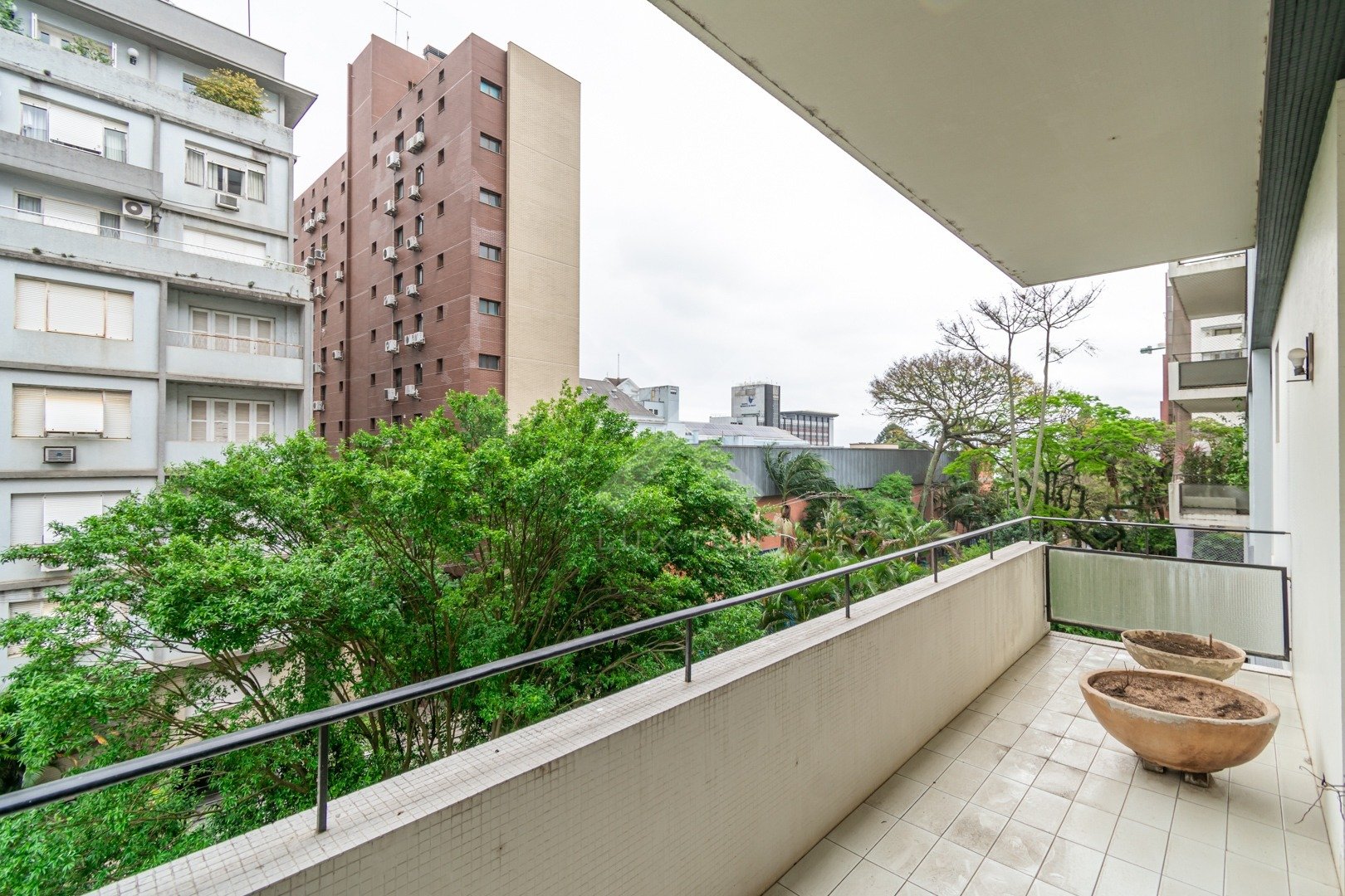 Apartamento com 288m², 3 dormitórios, 1 suíte, 2 vagas, no bairro Moinhos de Vento em Porto Alegre para Comprar