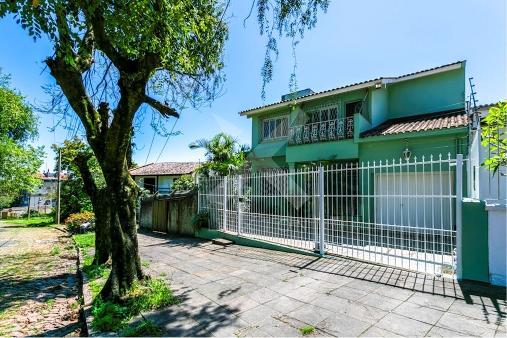 Casa com 300m², 4 dormitórios, 1 suíte, 2 vagas, no bairro Chácara das Pedras em Porto Alegre para Comprar