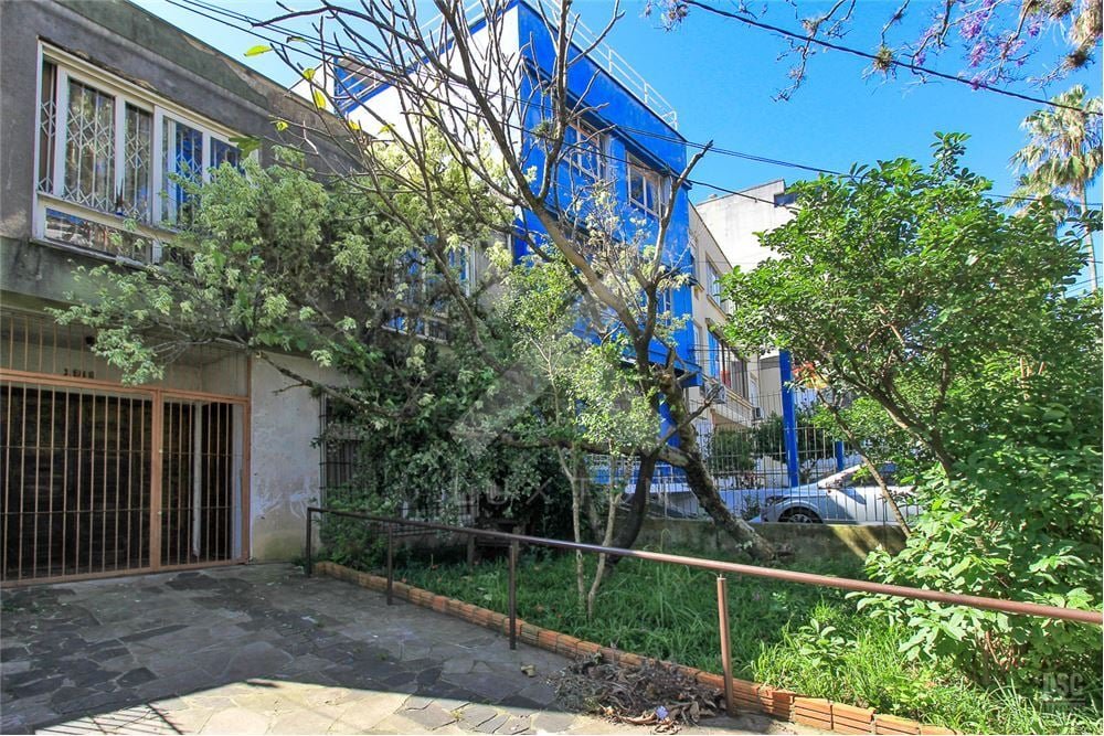 Casa com 179m², 3 dormitórios, 1 suíte, 2 vagas, no bairro Petropolis em Porto Alegre para Comprar