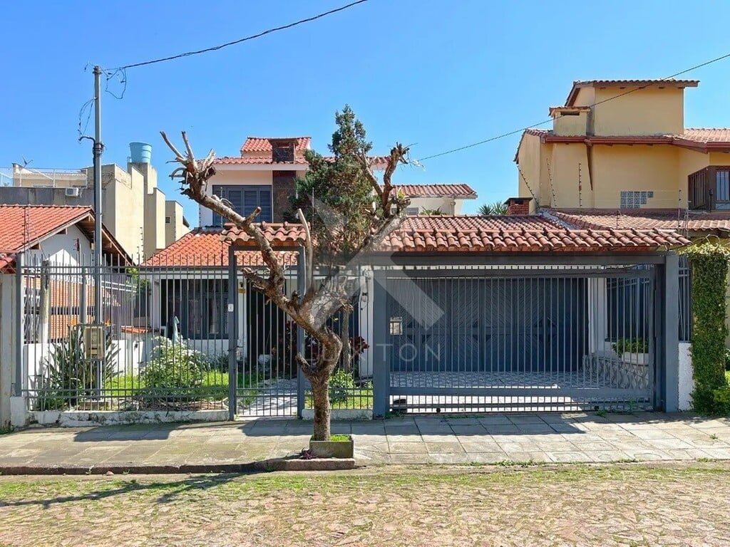 Casa com 250m², 3 dormitórios, 1 suíte, 2 vagas, no bairro Nonoai em Porto Alegre para Comprar