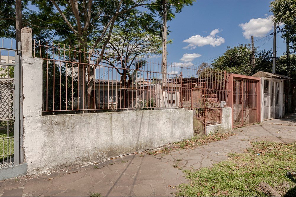 Terreno com 666m², no bairro Partenon em Porto Alegre para Comprar