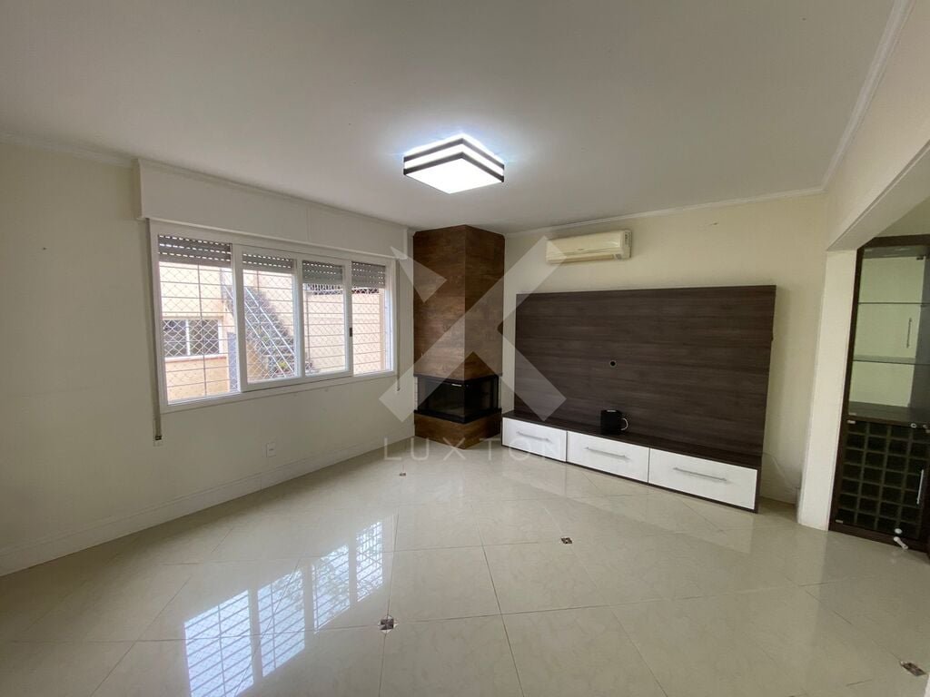 Casa com 265m², 4 dormitórios, 2 suítes, 4 vagas, no bairro Chácara das Pedras em Porto Alegre para Comprar