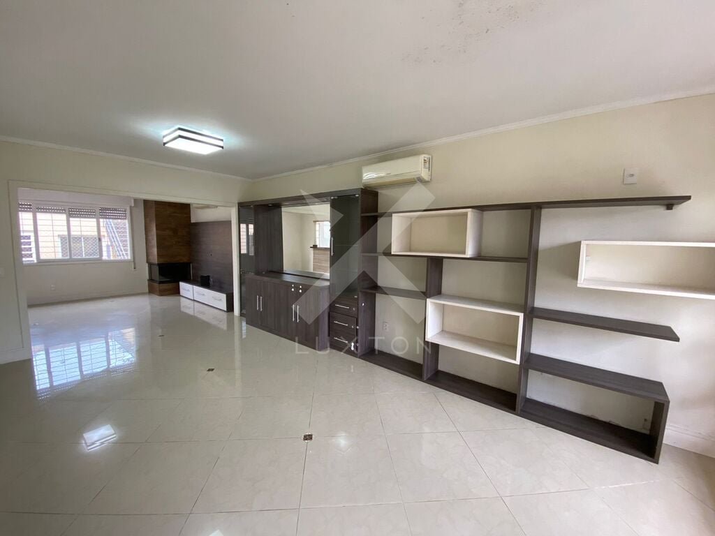 Casa com 265m², 4 dormitórios, 2 suítes, 4 vagas, no bairro Chácara das Pedras em Porto Alegre para Comprar