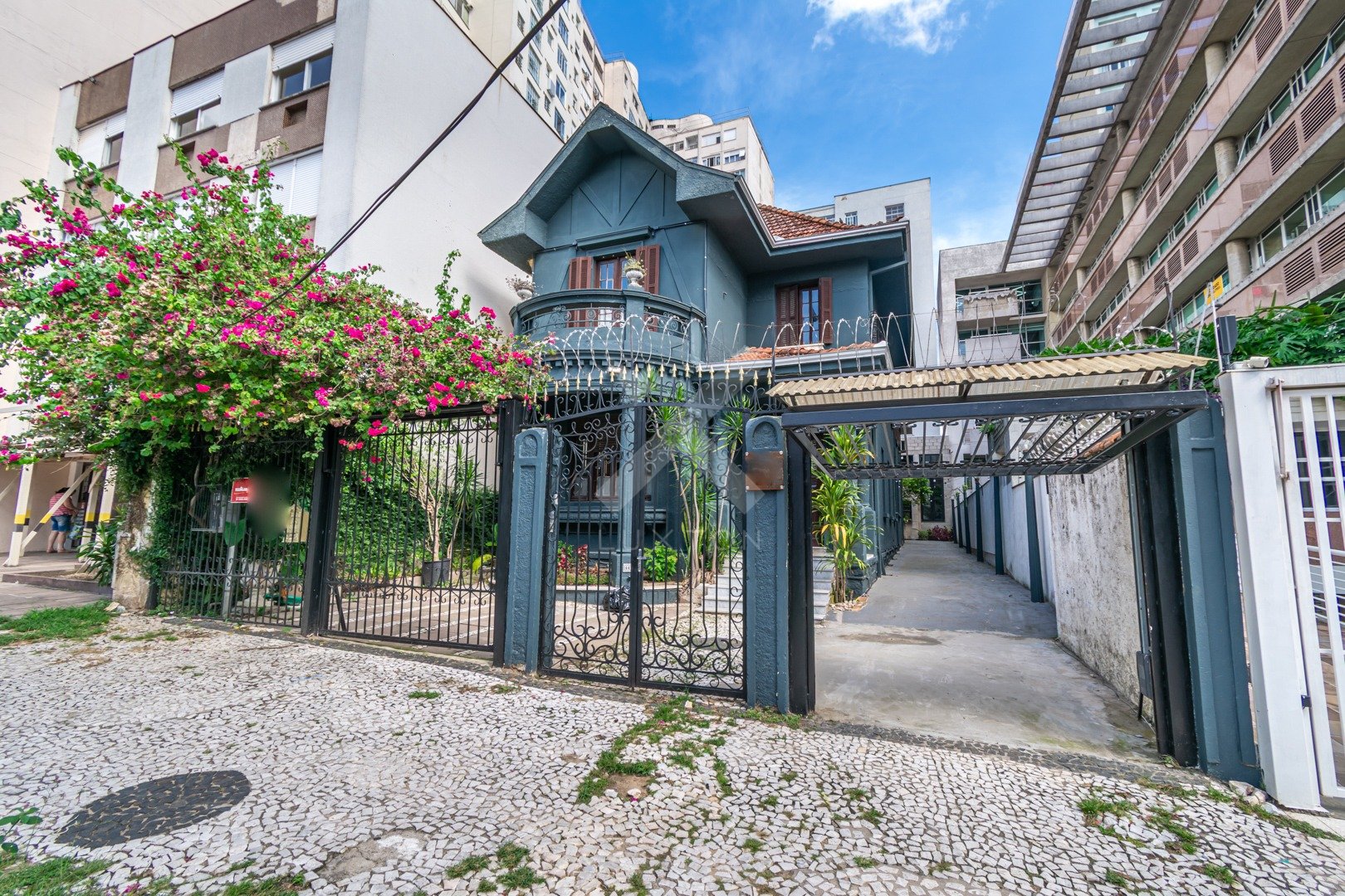 Casa comercial com 300m², 1 vaga, no bairro Independência em Porto Alegre para Alugar